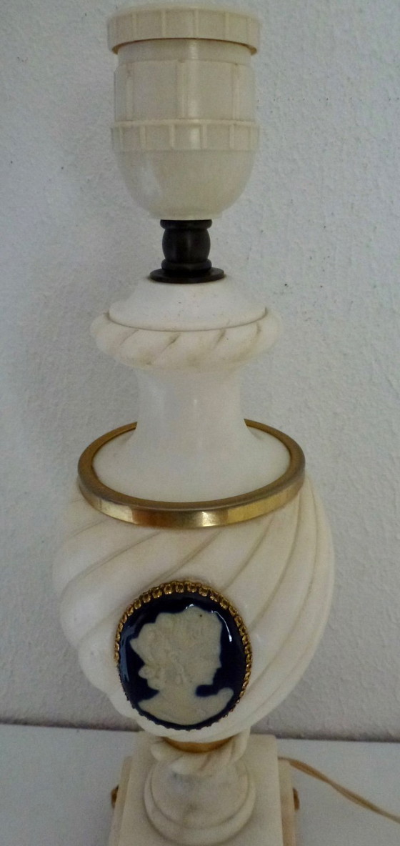 Image 1 of Antieke Franse tafellamp met Cameo is vervaardigd uit onyx.