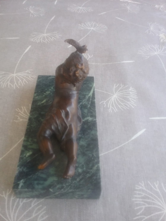 Image 1 of Statuetta in bronzo raffigurante un ragazzo con un uccello in mano.