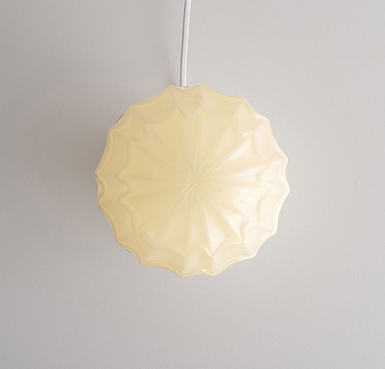 Image 1 of Beige groene glazen plafondlamp van Thabur in Den Haag, Medium variant, art deco lamp glazen bol