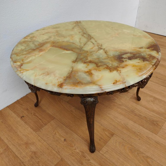Table basse ronde de style Régence, en laiton avec plateau en marbre onyx. – Tables basses, Marble, Brass (photo 7 of 10)