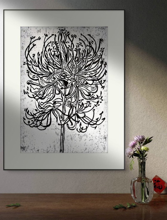 Image 1 of Spider Lily Linocut - Impresión botánica en blanco sobre negro