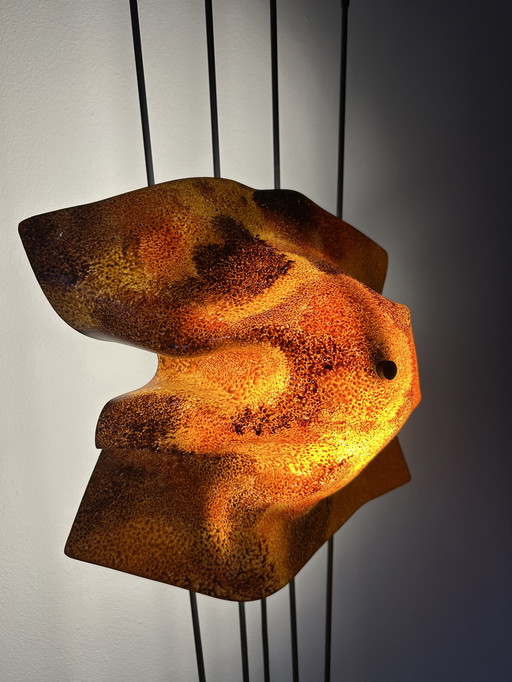 Artistieke vloerlamp met een sculpturaal karakter en warm licht