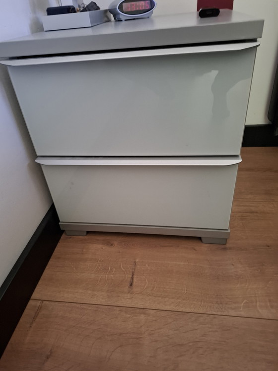 Image 1 of Goossens 2st nachtkastjes, grijs, alu, melkglas