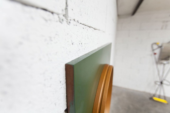 Image 1 of Espejo de pared redondo inusual, 60 cm, borde de teca sobre un tablero rectangular verde, años 60