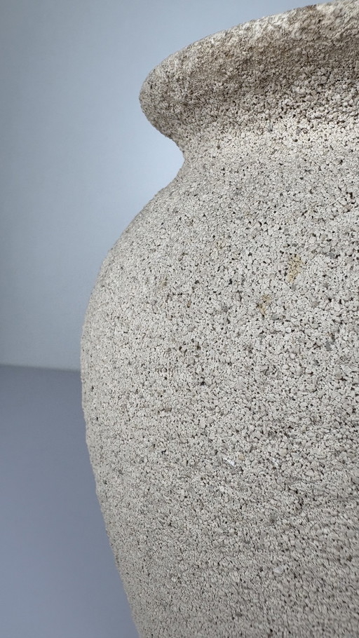 Japandi cremefarbene Keramikvase im Vintage-Stil mit beigefarbener Sand-/Kieselsteintextur