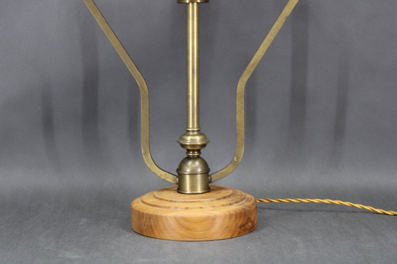 Image 1 of Lampe de table en laiton restaurée des années 1930 avec base en bois et abat-jour en verre