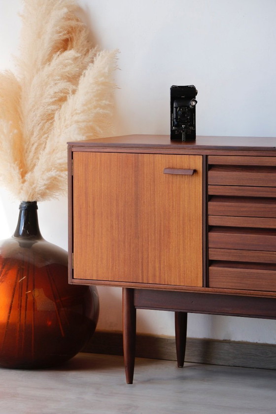 Image 1 of Britisches Sideboard im modernen Stil von White & Newton | Ikonisches Design