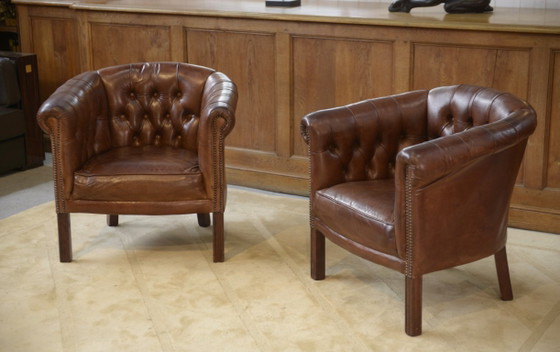 Image 1 of Een paar met leer beklede clubstoelen