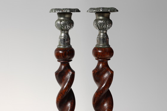 Image 1 of Paar französische Gerstenkorn-Kerzenleuchter aus Holz mit versilberten Bögen, um 1850. 1850