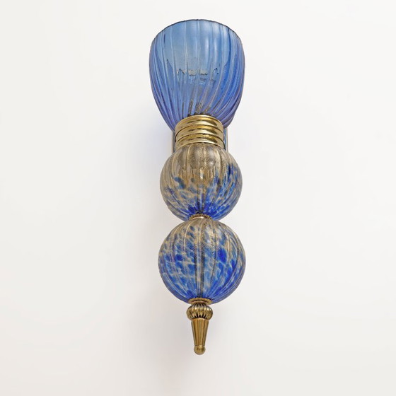 Image 1 of Een paar blauwe wandlampen van Murano-glas met goudstofaccenten.