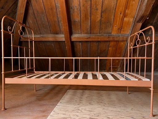 Set aus 2 Vintage-Kinderbetten aus Eisen - Terrakotta - 150 × 70 cm – eenpersoonsbedden, Iron (photo 2 of 5)