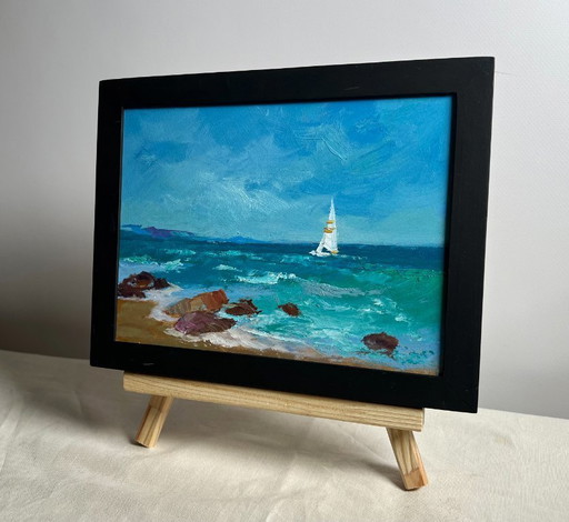 Peinture à l'huile originale représentant un paysage de plage côtière. Un voilier solitaire en mer.
