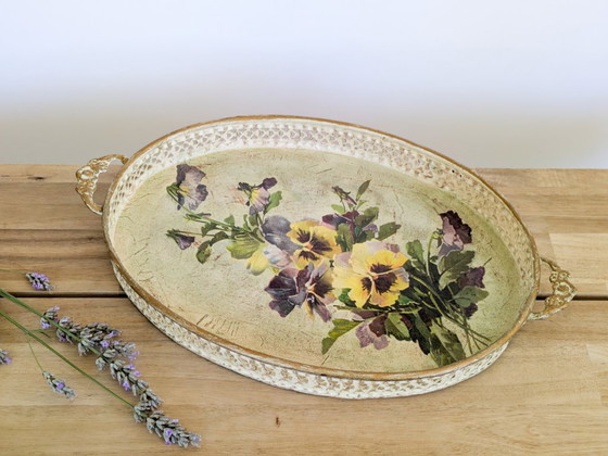 Vassoio ovale in metallo con decorazione decoupage di viole del pensiero viola e gialle – Oggetti decorativi (photo 13 of 14)