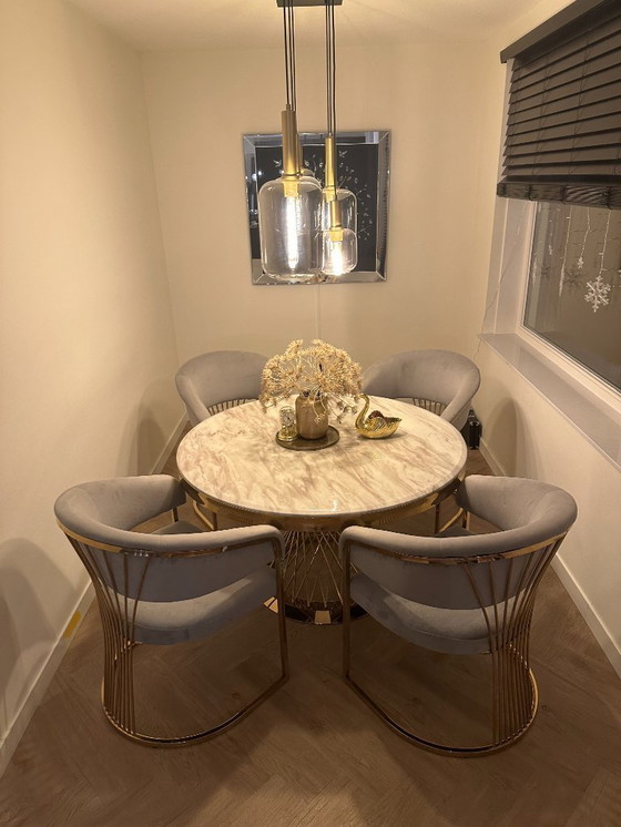 Image 1 of Lussuoso tavolo da pranzo in marmo (130 cm) con gamba a clessidra color oro + 4 sedie in velluto