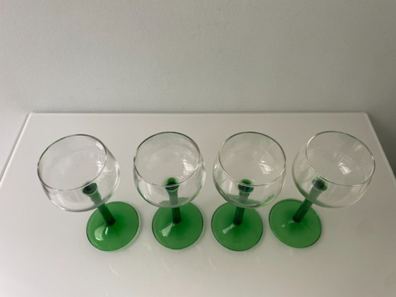 Image 1 of Set van 4 vintage Franse voetglazen met groene steel – retro glaswerk