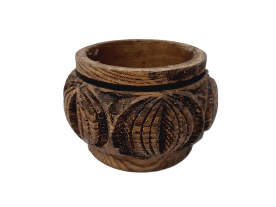 Image 1 of Petit bol primitif sculpté en bois