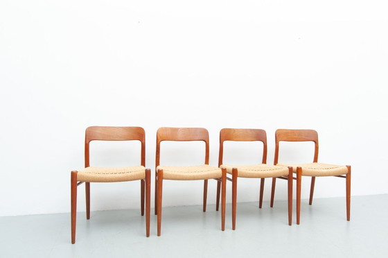 Image 1 of 4x eetkamerstoelen model 75 gemaakt van teakhout van Niels Otto Møller voor J.L. Møller Møbelfabrik (jaren 50)