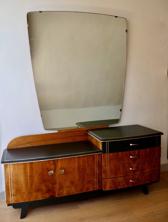 Image 1 of Ensemble de chambre à coucher remis à neuf, de style Mid Century - Noyer strié, Grachtengroen et accents argentés