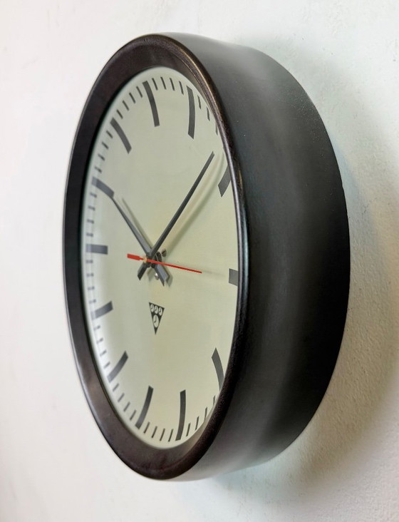 Image 1 of Horloge murale industrielle en bakélite brune de Pragotron, années 1960