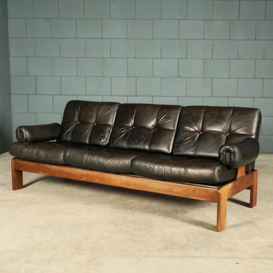 Image 1 of Divano in pelle nera di metà secolo – struttura in legno – anni '60