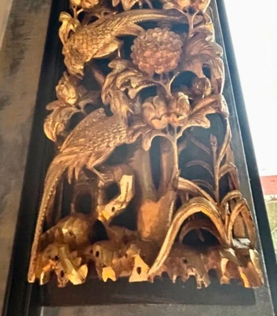 Image 1 of Haut-relief chinois en bois sculpté et doré – Décor d’oiseaux et fleurs – Art asiatique XXe siècle