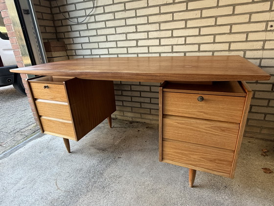 Image 1 of Groot vintage Deens bureau van teakhout zwevend midcentury