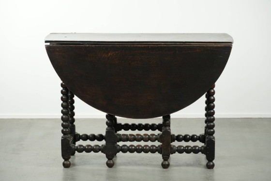 Image 1 of Mooie antieke Engelse eikenhouten gateleg tafel uit eind 17e/ begin 18e eeuw met bobbin gedraaide poten