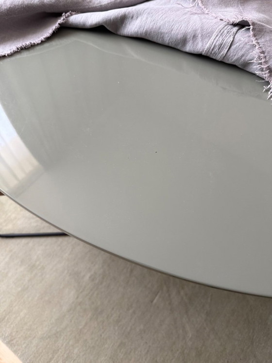 Meridiani dining table "Plinto" round Ø 140 cm, custom size, Sage high-gloss lacquer / brass – list price (photo 3 of 5)