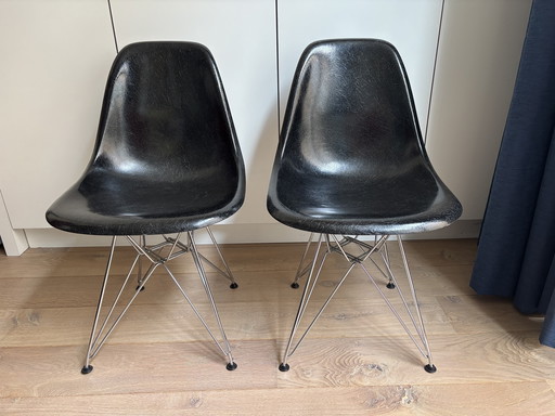 2x Eames Miller DSR Glasvezel Side Chairs – Zwart