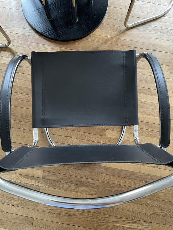 Image 1 of Zwarte tafel en 4 stoelen.
