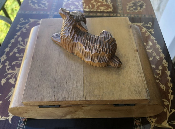 Image 1 of Petit coffret en bois porte-cigarettes artisanal avec chien sculpté - 1960