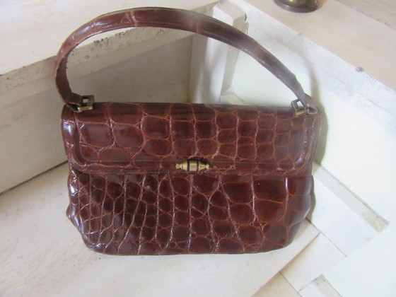Image 1 of Bolso clásico retro de piel charol marrón oscuro con relieve de cocodrilo, forrado en ante.