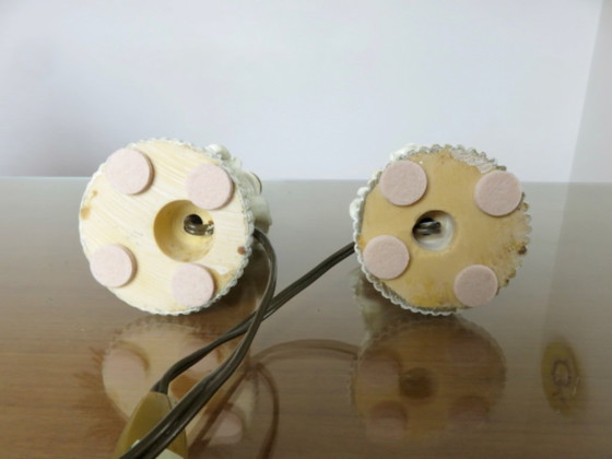 Image 1 of Par de lámparas de mesilla con forma de querubines, en resina blanca, 1970.