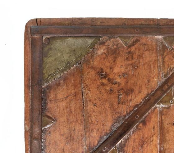 Image 1 of Table rituelle indienne ancienne de type Bajot bois et laiton – Rajasthan ou Gujarat – fin XIXe siècle