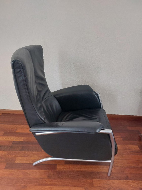 Image 1 of Rara coppia di poltrone lounge Saporiti Italia “Proposals” P60 – in pelle viola e nera – con poggiapiedi estraibile –