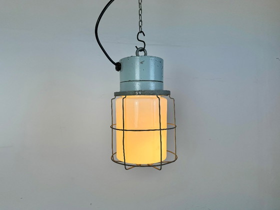 Image 1 of Lampada industriale a gabbia in alluminio con vetro opalino di Elektrosvit, anni '70