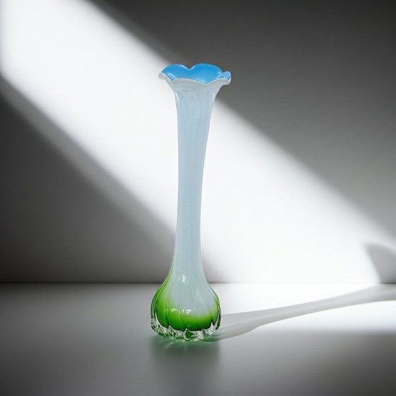 Image 1 of Vaso vintage in vetro soffiato a mano - Ombre blu, bianco e verde con bordo arricciato