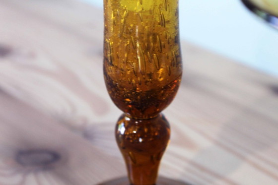 Image 1 of Een paar BIOT kaarsenstandaards van amberkleurig glas.