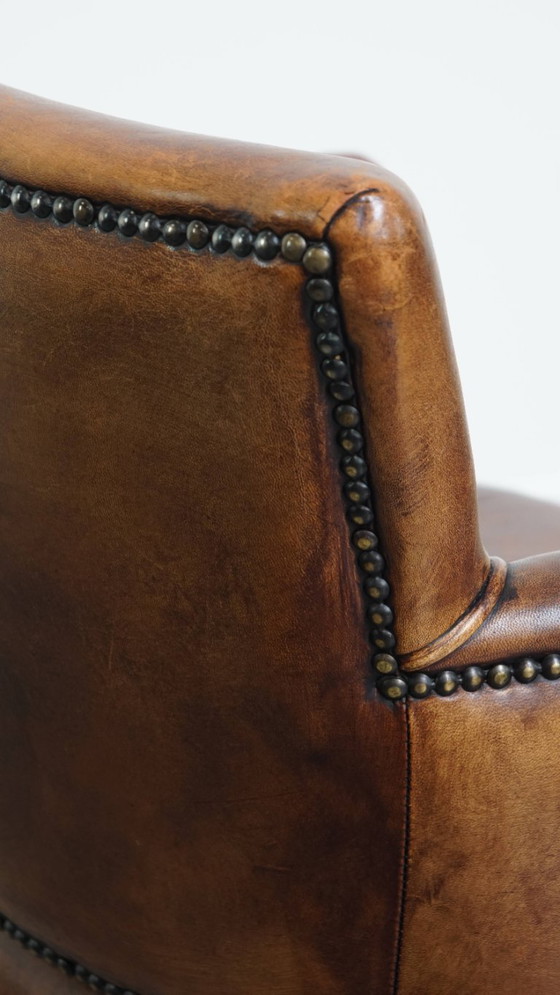 Image 1 of Chaise de salle à manger/de chevet en peau de mouton couleur cognac avec accoudoirs