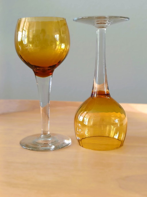 Amberkleurig vintage wijnglas op steel 