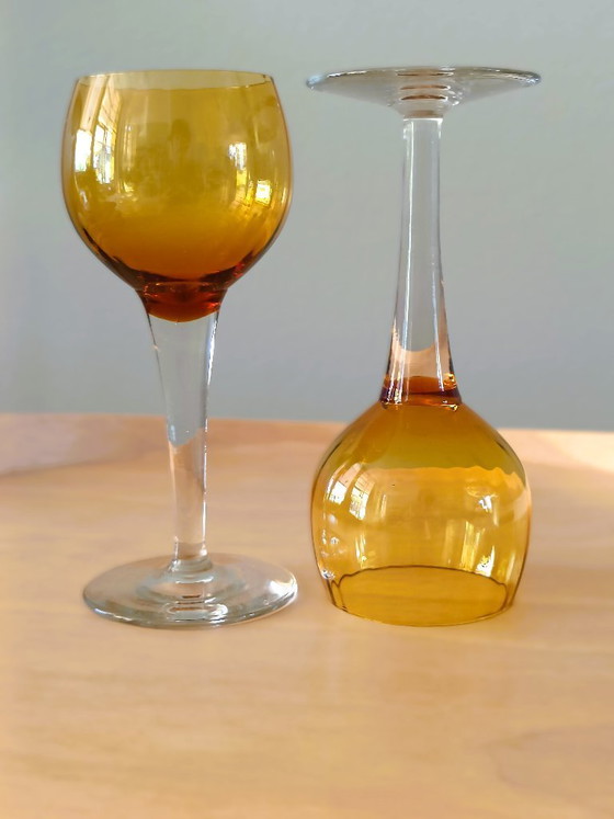 Image 1 of Amberkleurig vintage wijnglas op steel 