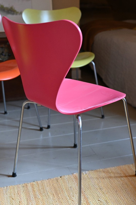 Image 1 of 4 Original Fritz Hansen Butterfly dining chairs. Design by Arne Jacobsen