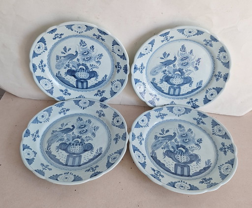 Firma Oud Delft Nijmegen 4 antike, zinnglasierte, handbemalte Pfauenteller aus Delfter Blau.