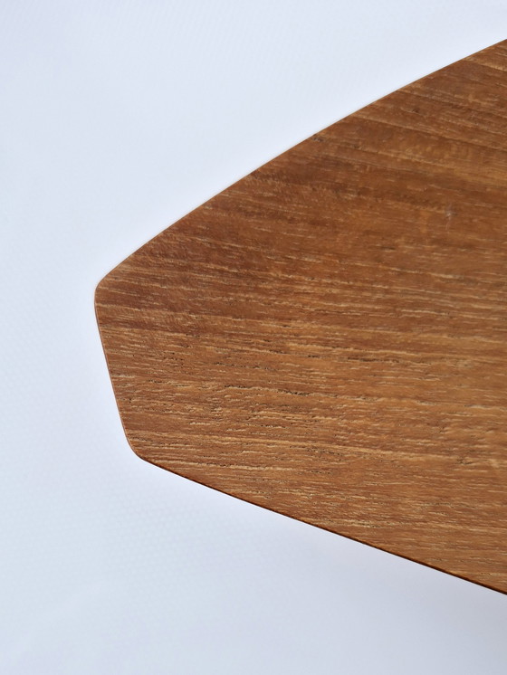 Image 1 of Plateau à sushis en teck, réalisé par Shigemichi Aomine pour le Conseil national des métiers d'art du Japon, vers 1960.