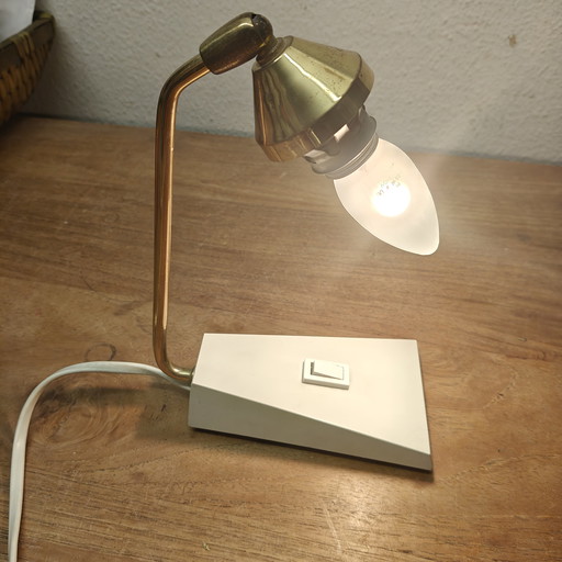 Vintage postmodern bureaulamp met messing en witte geometrische voet.