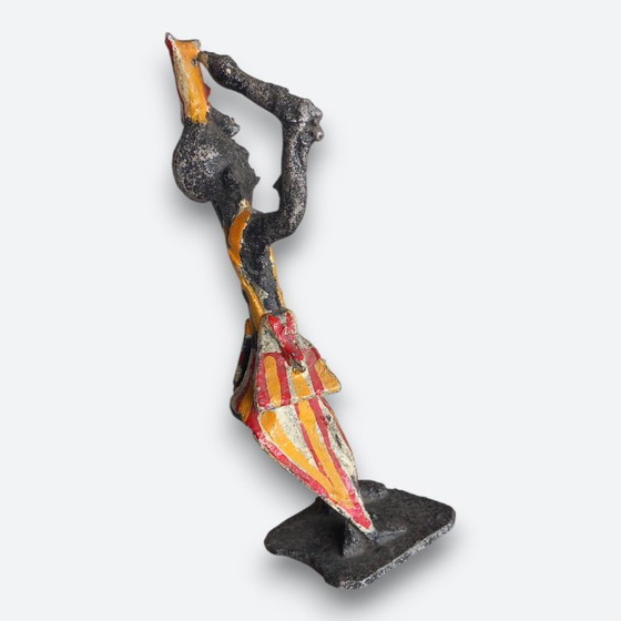 Image 1 of West-Afrikaanse figuratieve sculptuur in metaal – handbeschilderde dragerfiguur – vintage