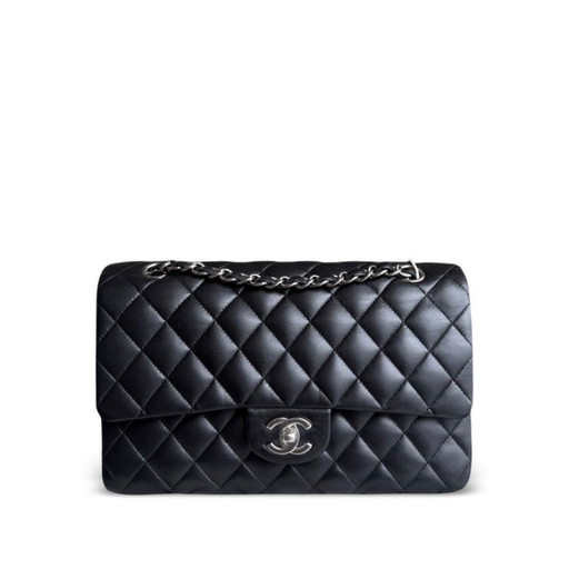 Bolso Chanel Classic Flap Medium - 25 cm, piel de cordero acolchada, negro, herrajes plateados, Serie 12