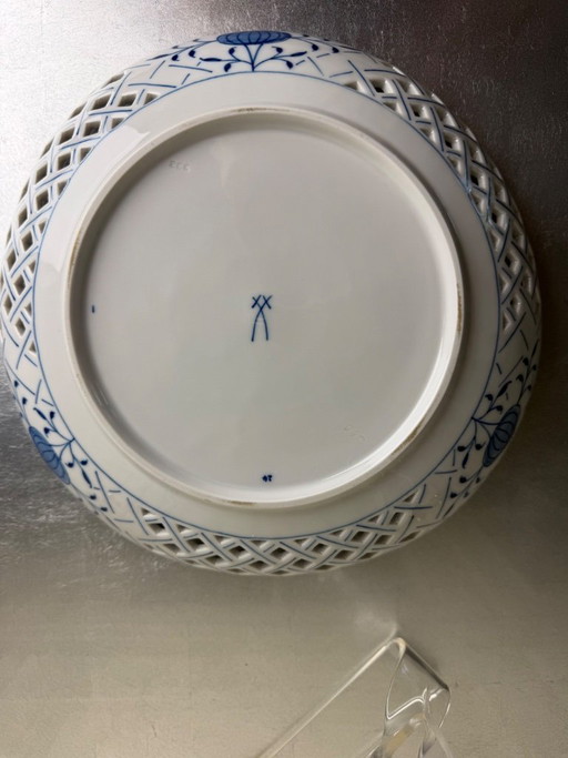 Originele Meissen kom met uienmotief, model 332, bouwjaar 1951, tweede keus, Ø 24 cm