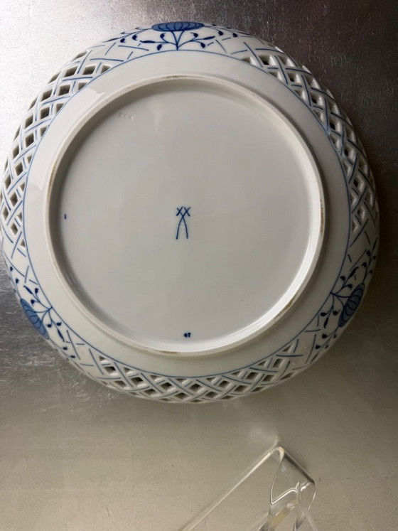 Image 1 of Original Meissen Zwiebelmuster Durchbruchschale Form 332 Herstellerjahr 1951 2. Wahl Ø 24 cm