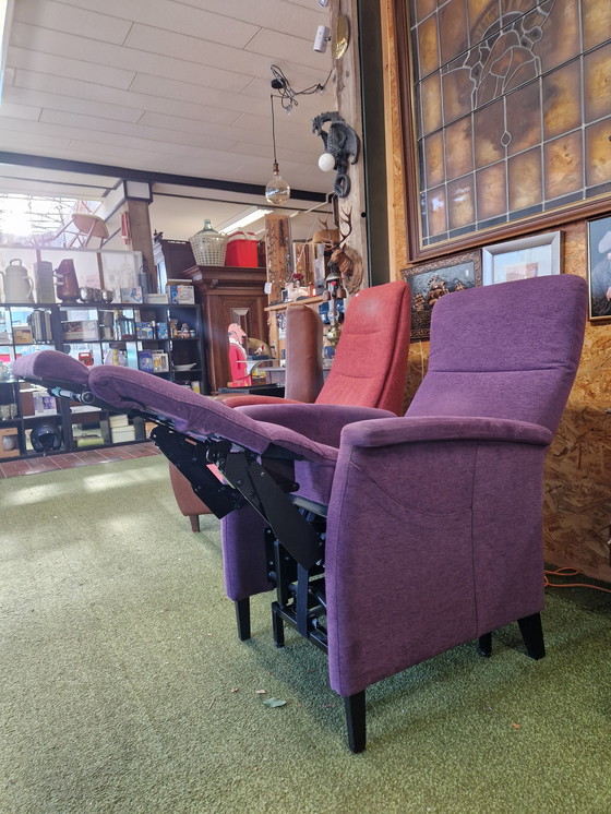 Image 1 of FitFORM elektrische relaxfauteuil/liftstoel – paarse stof – model 580 M3